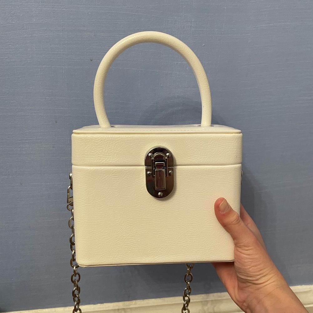 White purse with removable chain